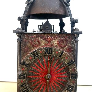 Bijzonder vroege (gotische?) lantaarnklok.