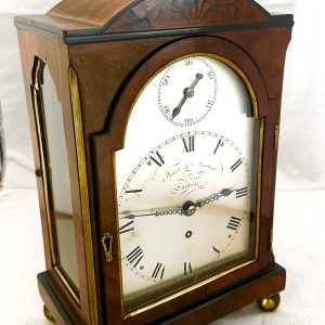 Klein Engels bracket klokje met snek uurwerk.